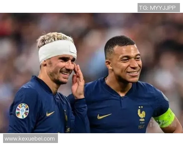 球星更衣室背后瞬间揭示团队精神与个人努力的真实写照