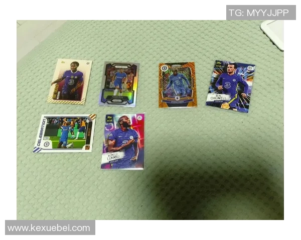 足球球星卡手提包设计独特融合经典元素 打造个性化时尚潮流配件